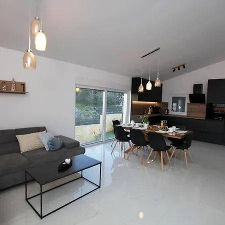 Luxury Lana Apt, Seaview Terrace, Large Outdoor Space, Bbq 别墅