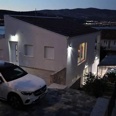 Luxury Lana Apt, Seaview Terrace, Large Outdoor Space, Bbq Willa *